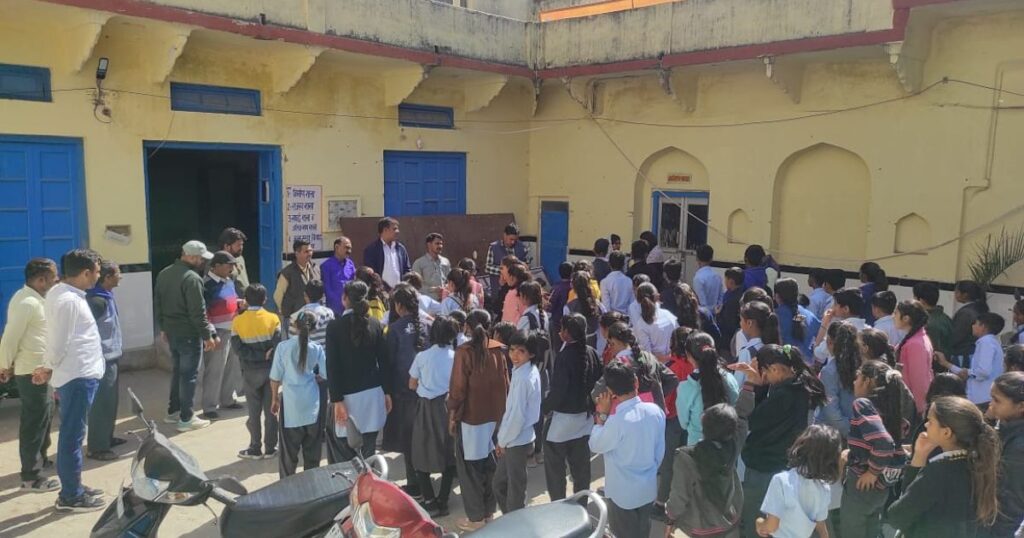 Brand ambassador Gopal Banjara gave message of cleanliness to school children