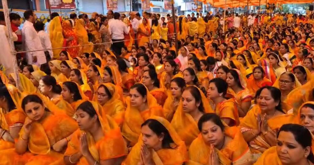 Hundreds of religious followers gathered in the Vinayanjali program of Jain Acharya Vidyasagar Ji Maharaj.