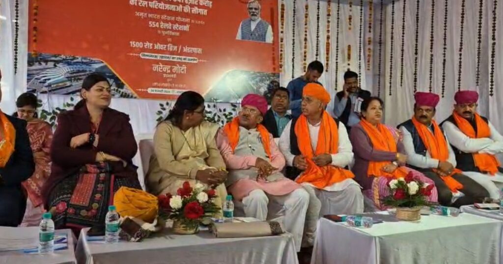 Laying the foundation stone of 6 Amrit Bharat stations and 17 rail flyovers and underpasses of Ajmer division.