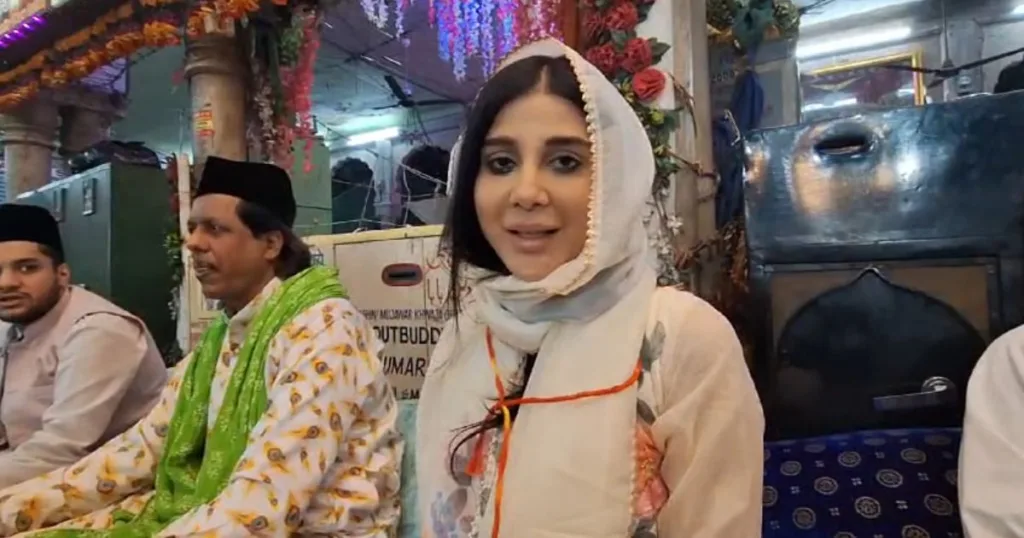 अभिनेत्री Mishika Chaurasia ने Dargah Khwaja Garib Nawaz में लगाई हाजरी