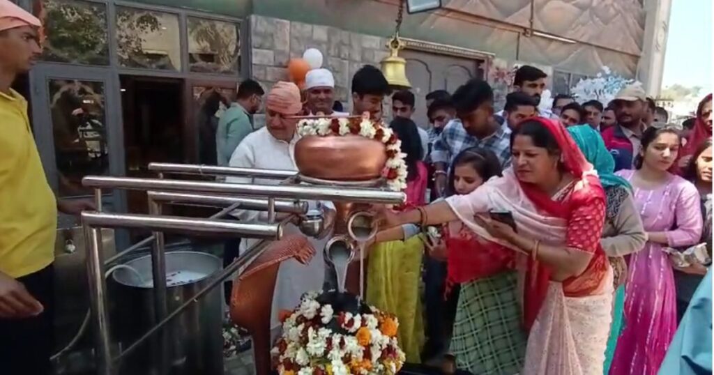 On the occasion of Mahashivratri, devotees gathered in Jatoi Darbar.