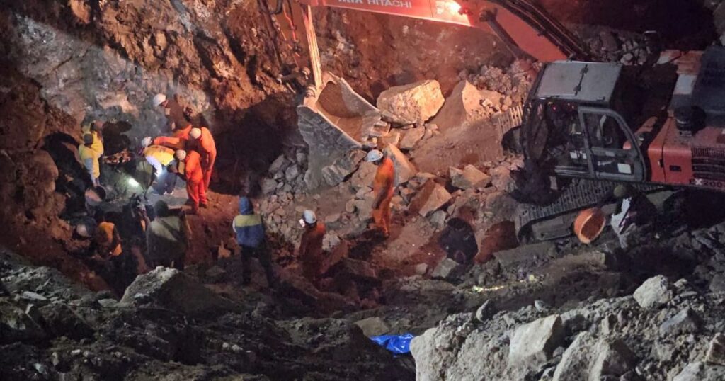 The rescue team took out the body of the laborer from the mine.